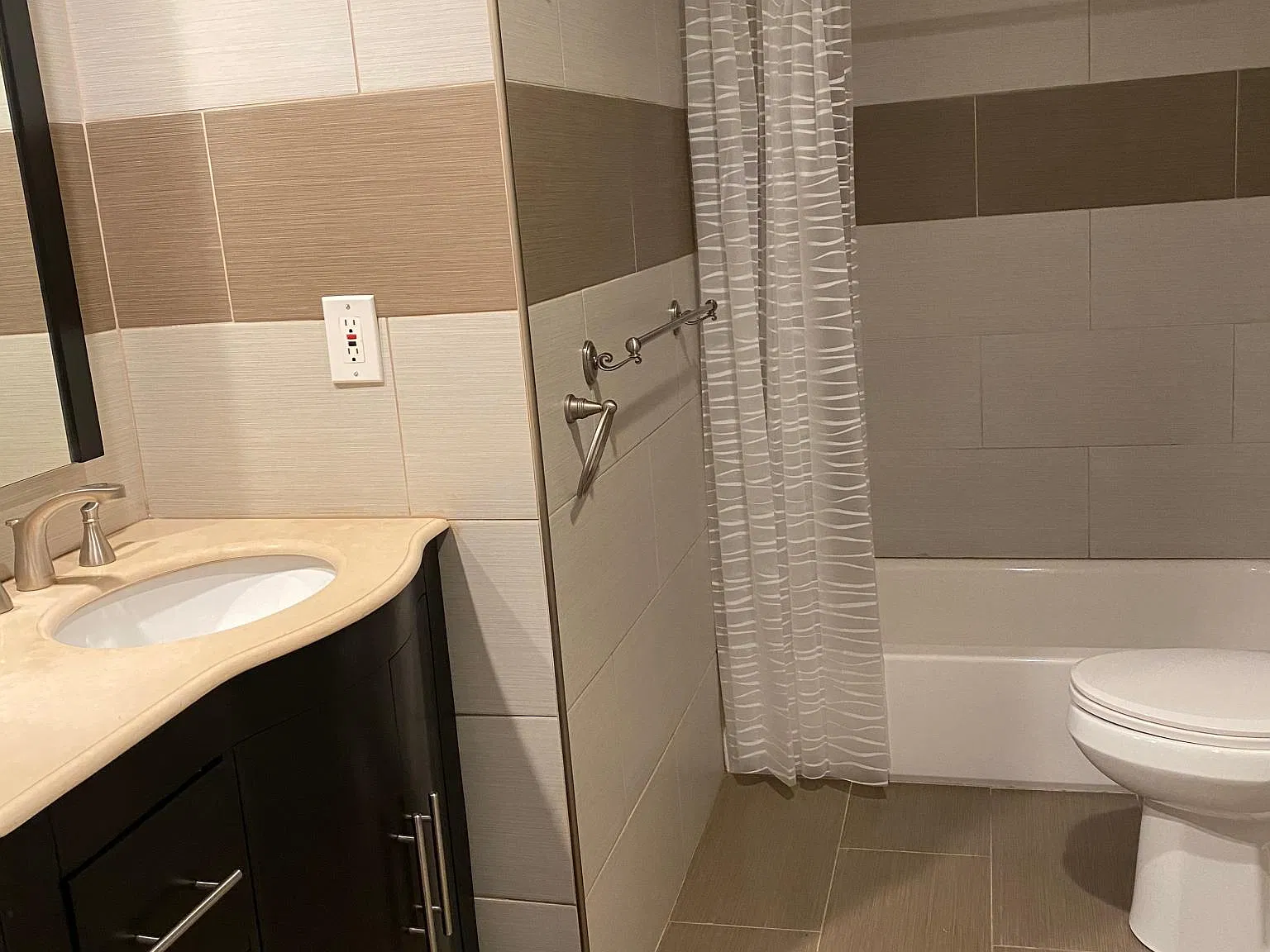 2 bed, 910 sqft, $2,600 — Photo 3