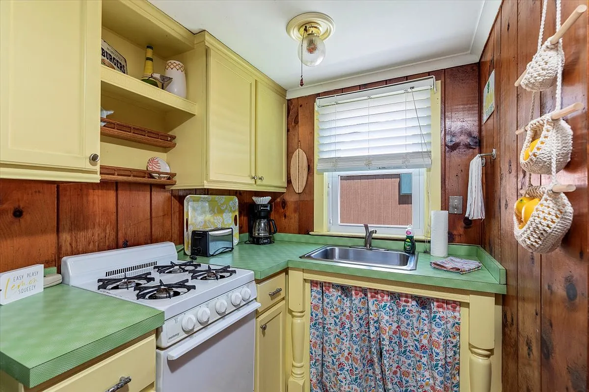 6996 Lakeport Dr — Photo 2