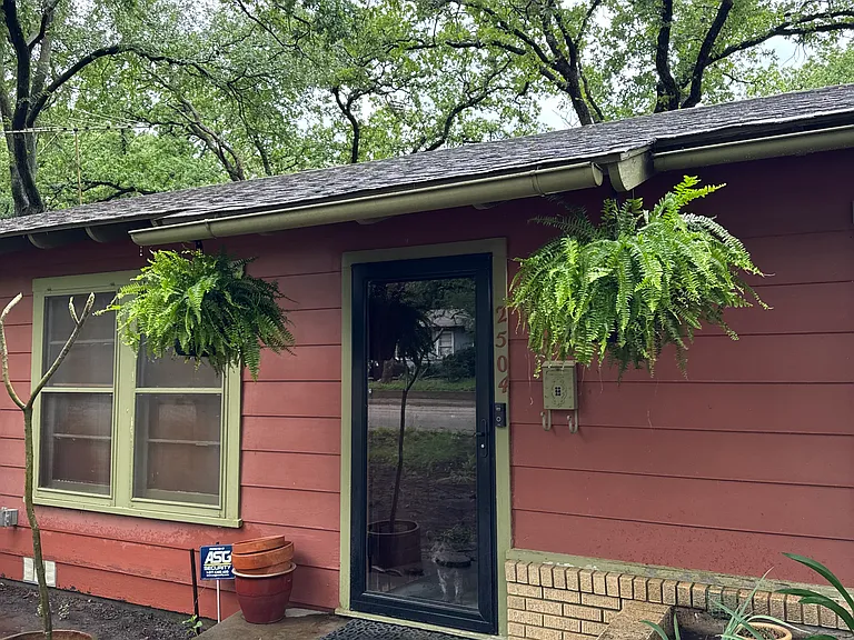 2504 Yeager St — Photo 7
