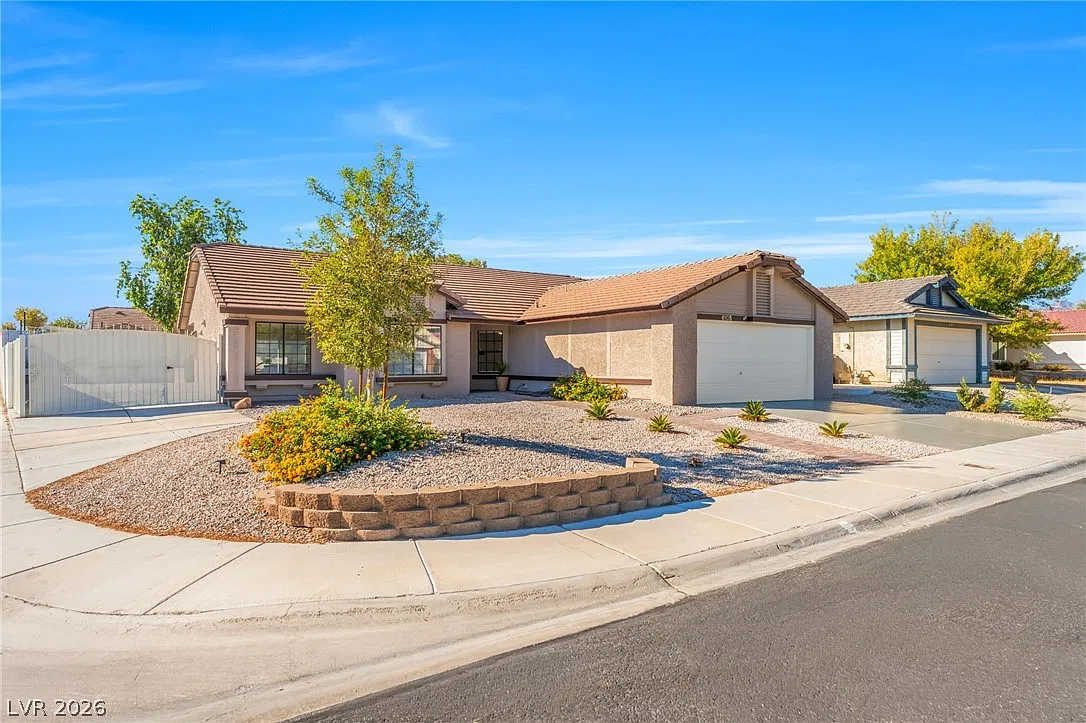4 bed, 2.0 bath, 1804 sqft, $2,300 — Photo 2