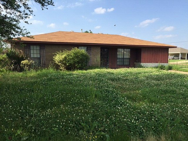 1st image of 1215 Oakwood Dr