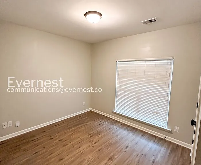 208 Hampton Dr — Photo 7