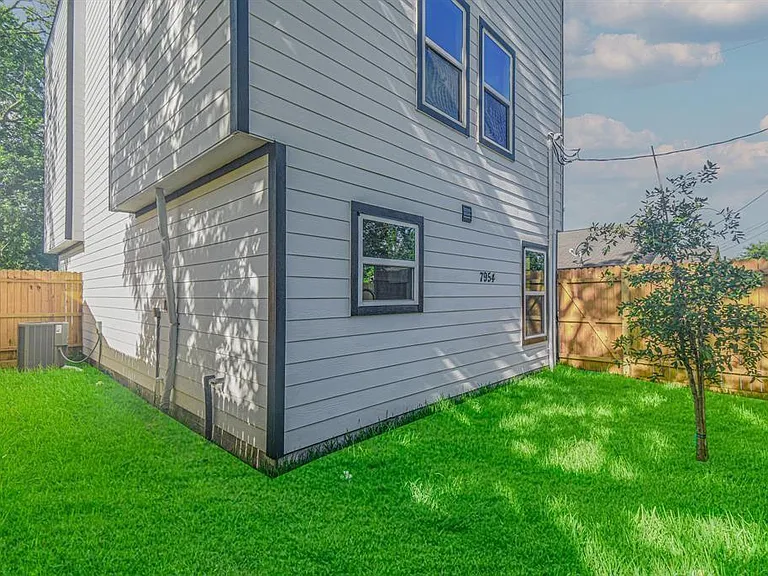 7954 Nashville St — Photo 10