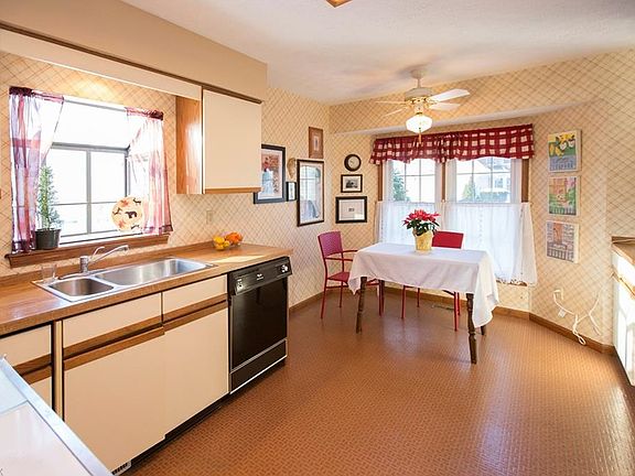 3rd image of 225 Westwind Dr APT 12