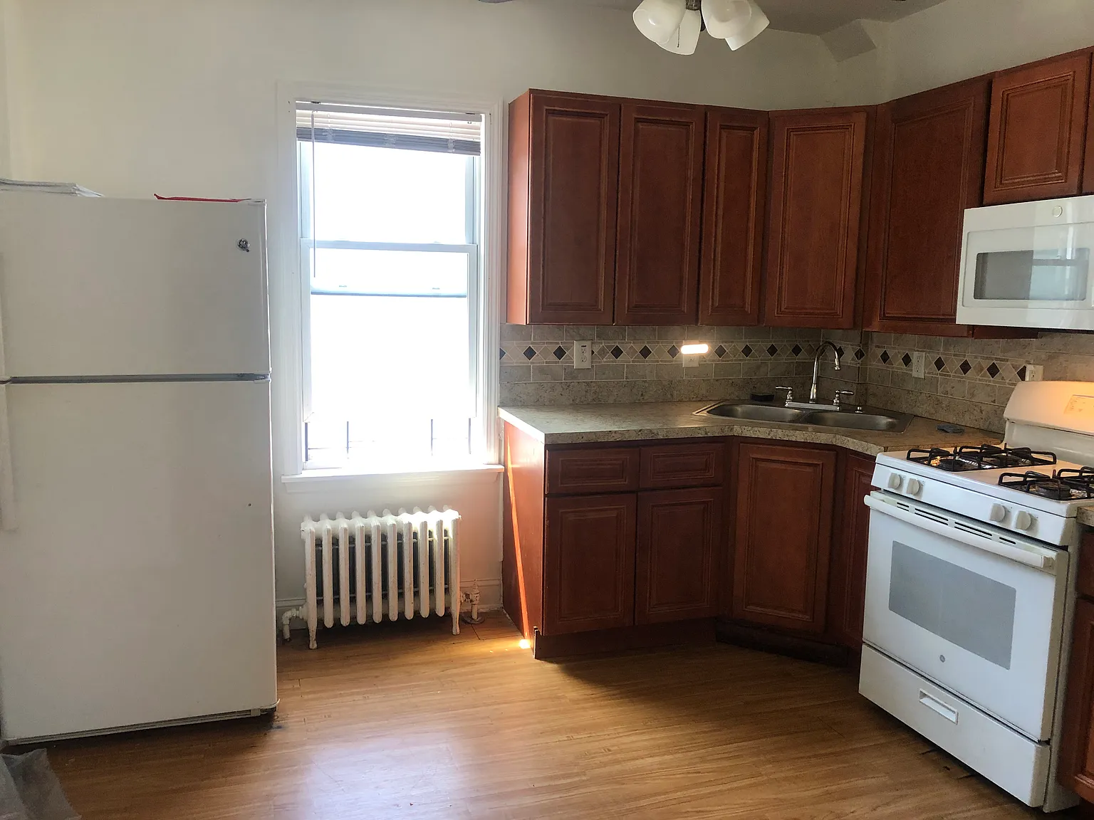 4 bed, 1400 sqft, $3,599 — Photo 2