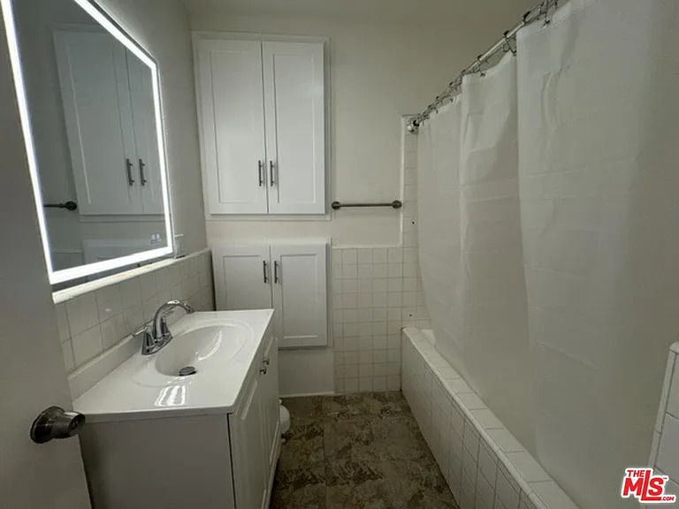 942 Havenhurst Dr — Photo 12