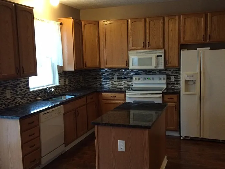Kitchen (granite countertops)
