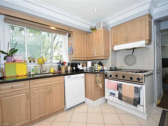 4th image of 469 Scarsdale Cres