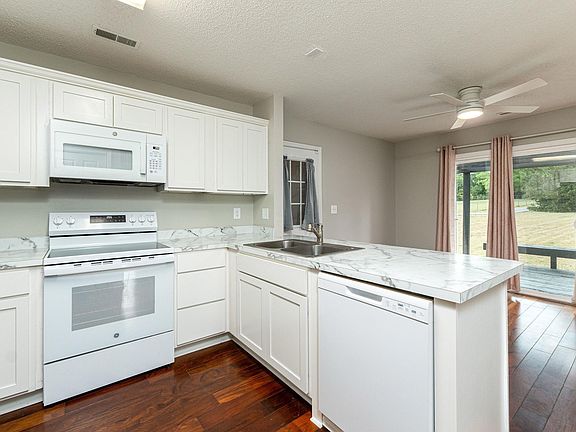5th image of 3200 Trotter Rd