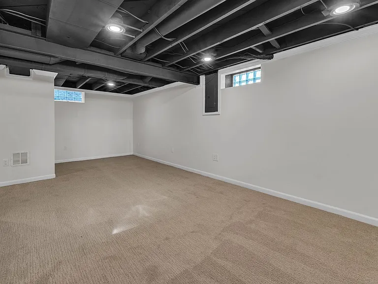 2711 Dorchester Rd — Photo 33