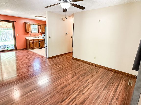 3rd image of 2921 Loraine Pl