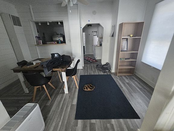 5th image of 29 Magnolia Ave E
