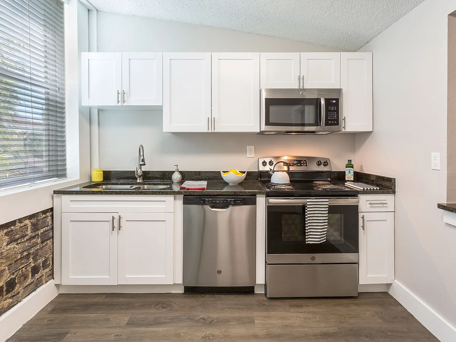 2 bed, 705 sqft, $2,250 — Photo 2