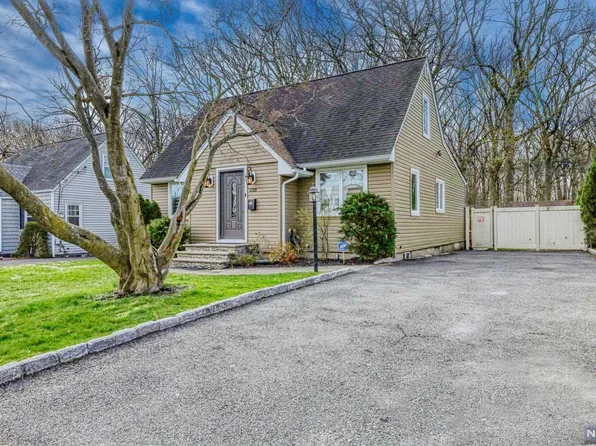 220 Washington Ave, Elmwood Park, NJ 07407