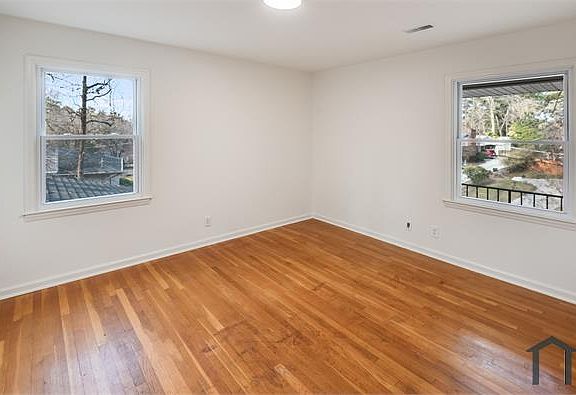 3rd image of 2456 Leslie Dr NE