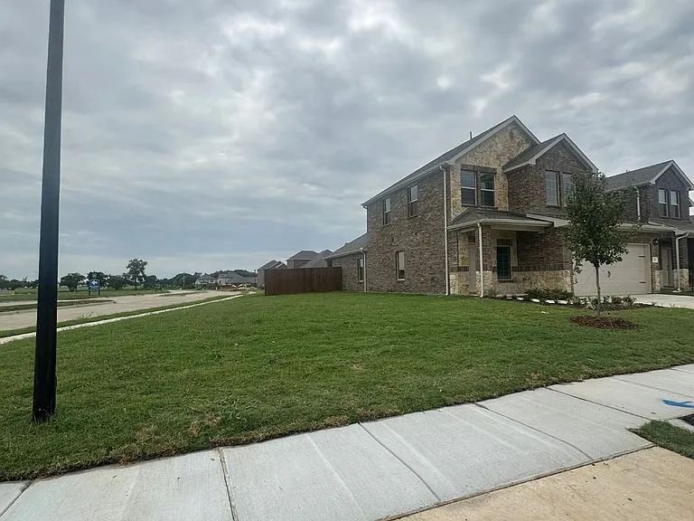 631 Minnie Ln — Photo 2