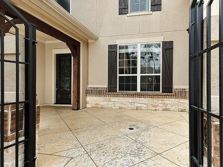 27 Tioga Pl — Photo 2
