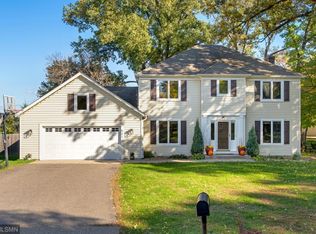 521 Valleywood Cir, Golden Valley, MN 55422