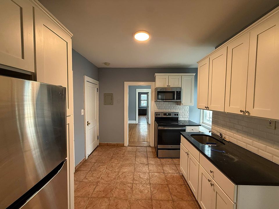 1st image of 528 Forest Ave Floor 2