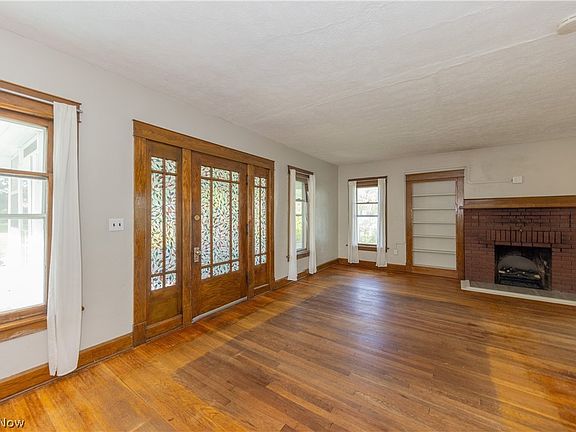 4th image of 2572 Maple Dr