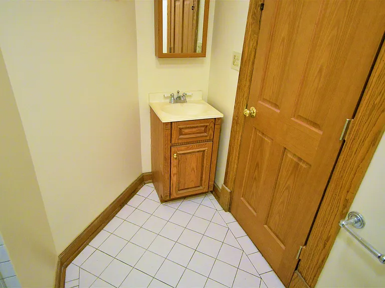 638 W Drummond Pl #G — Photo 13