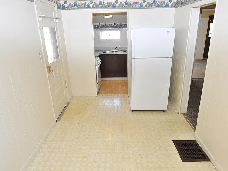 148 12th St NE — Photo 3
