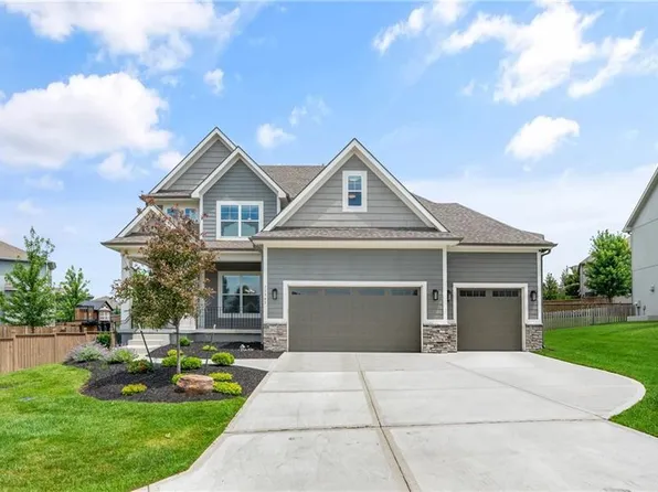 11563 S Montclaire Dr, Olathe, KS 66061
