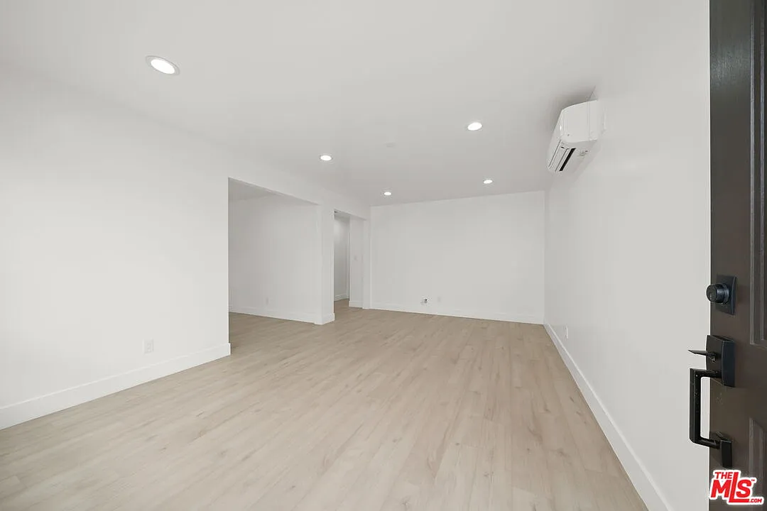 2 bed, 2.0 bath, 1000 sqft, $3,600 — Photo 3