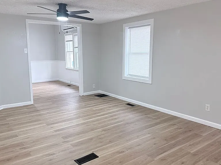 2501 S 6th St — Photo 8