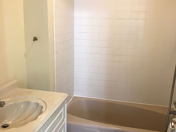 4th image of 3321 Wilson Ave #2