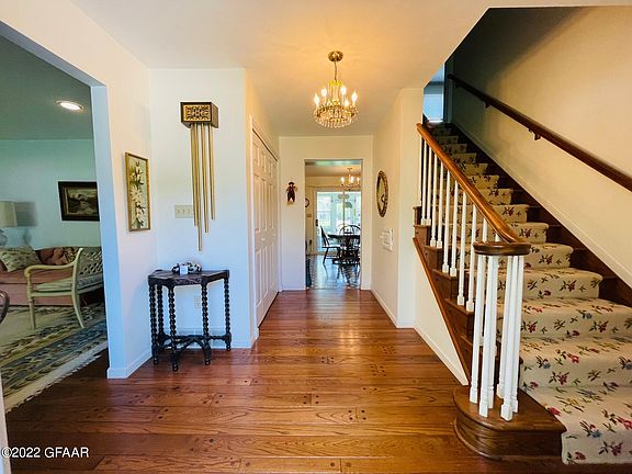 2nd image of 207 N Sunset Dr