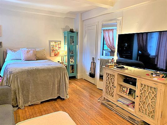 4th image of 50 W 72nd St APT 506