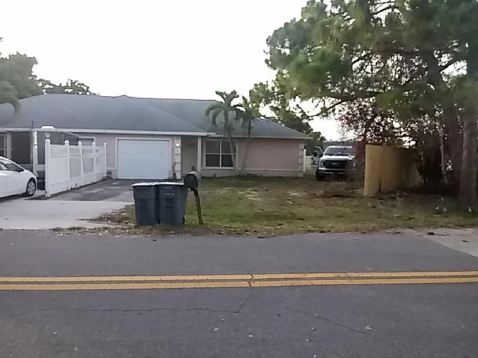 8 Bay Ave