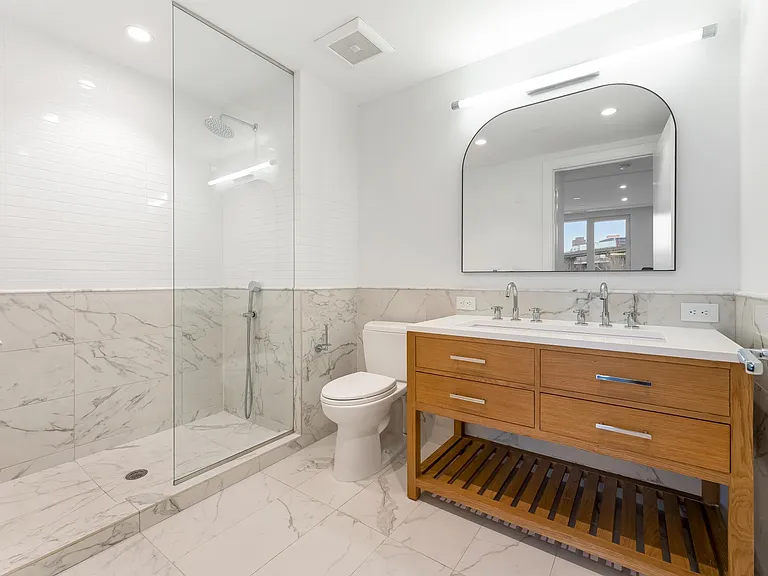 372 9th Luxury Rentals — Photo 40