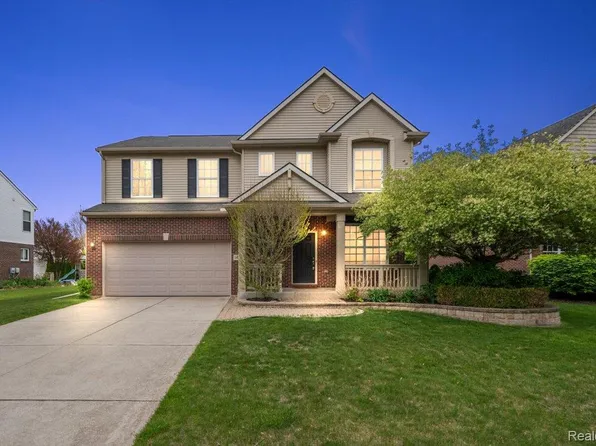 14257 Red Pine Dr, Sterling Heights, MI 48313
