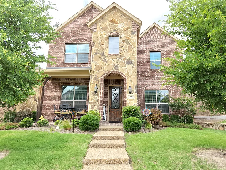 1016 Taylor Dr — Photo 1