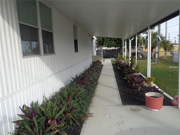 2nd image of 1840 Holiday Dr