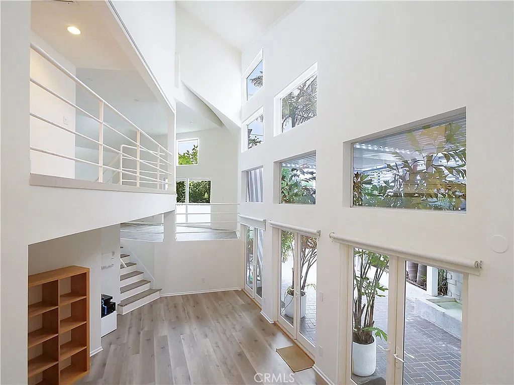 3 bed, 2.5 bath, 3000 sqft, $7,900 — Photo 3