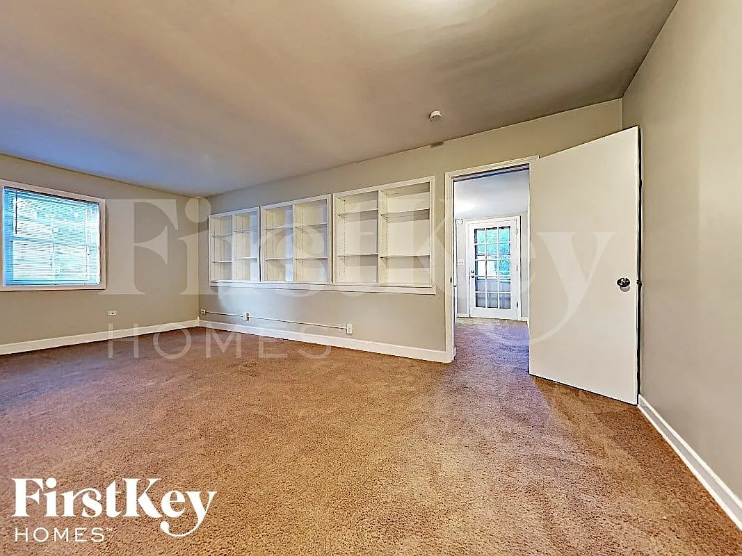 3 bed, 1.0 bath, 1308 sqft, $2,755 — Photo 2