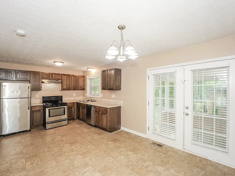 303 Mercer Dr — Photo 5