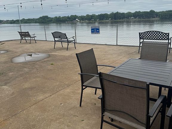 5th image of 911 W Riverside Dr