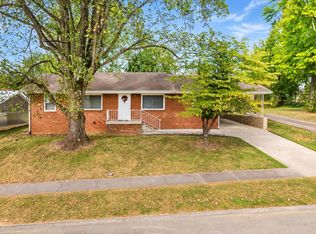 1208 Stratford Dr, Boonville, IN 47601