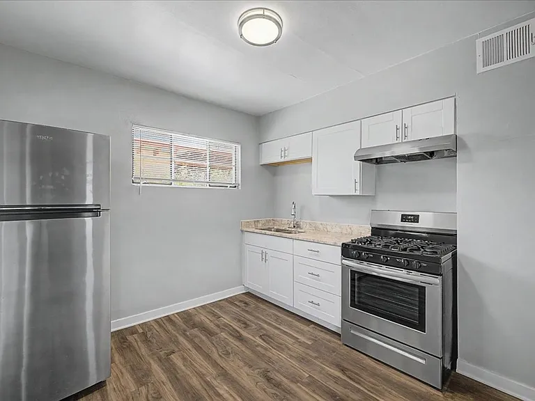 2116 N Forgeus Ave #B — Photo 8