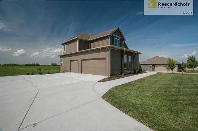 HUGE SIDE ENTRY GARAGE - EXTRA DEEP AND EXTRA WIDE! ROOM FOR ALL