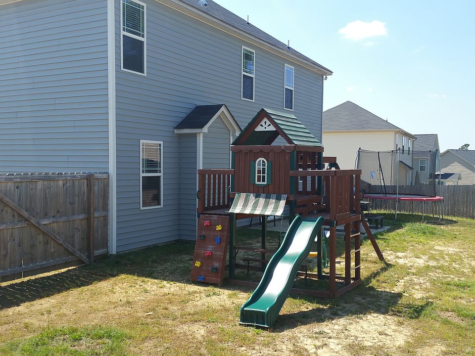 Family Friendly Fenced Yard