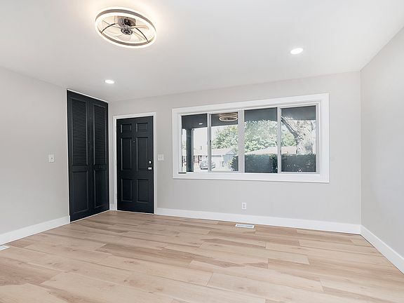 4th image of 2931 E Berwyn St