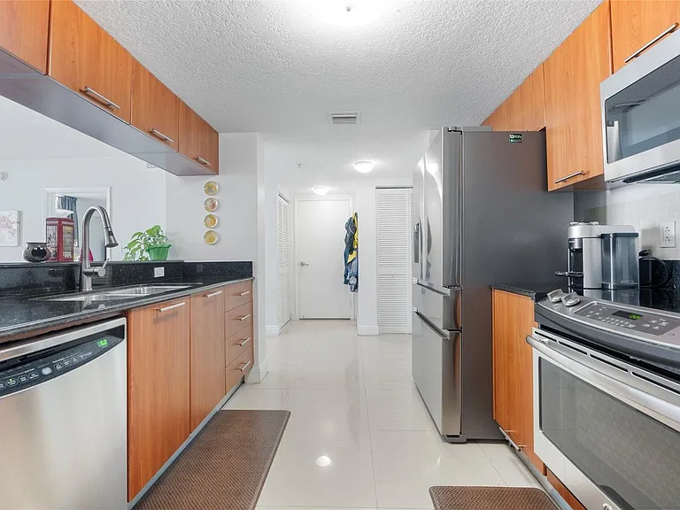 1800 N Bayshore Dr #2402 — Photo 3