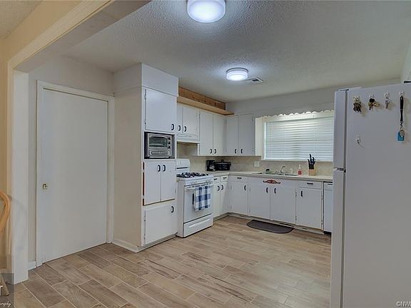 2nd image of 1906 Ray Ave