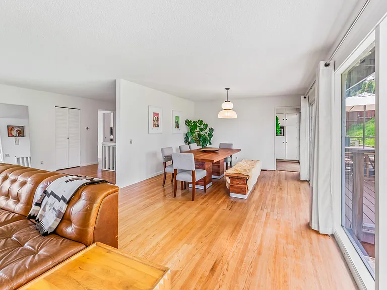 2440 Erin Pl — Photo 9