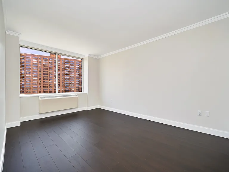 160 Riverside Blvd #18F — Photo 11